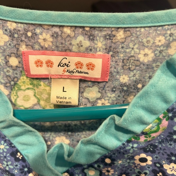 Cutest koi scrub top - Picture 2 of 3